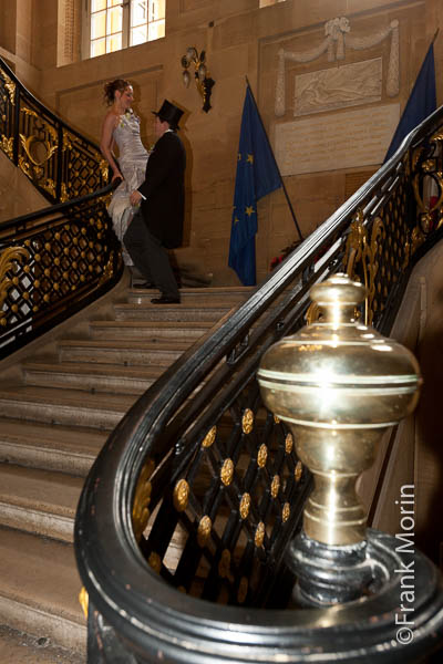 Les  Mariés à l'arrière-plan dans grand un escalier