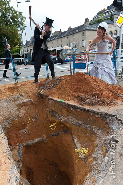 Les  Mariés travaillent sur un chantier avec pelle, pioche et casque sur la tête