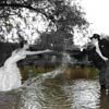 portrait de couple - trash the dress dans une rivière