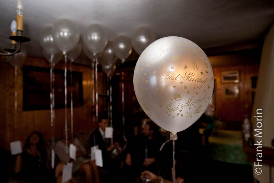 Les ballons porteurs de messages flottent au plafond du salon des Mariés.