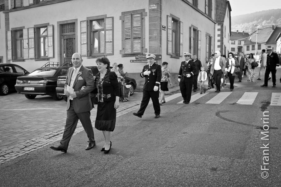 Les invités en marche dans la rue.