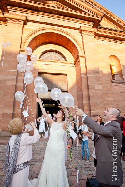 Sur le parvis de l'église, les Mariés vont lacher des ballons.