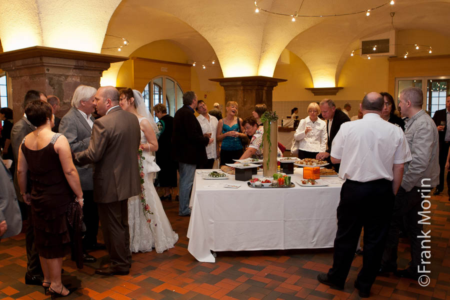 les invités du vin d'honneur autour des tables de buffet.