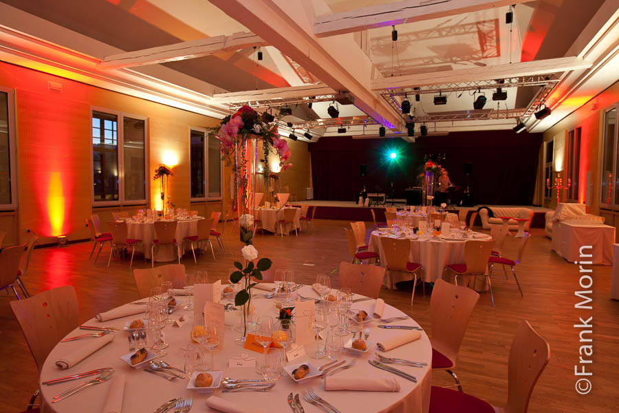 La salle du banquet dans une lumière tamisée.