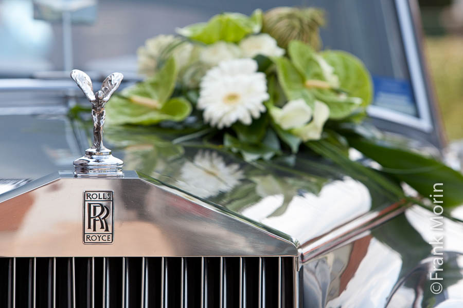 La calandre d'une Rolls Royce et des fleurs sur le capot moteur.