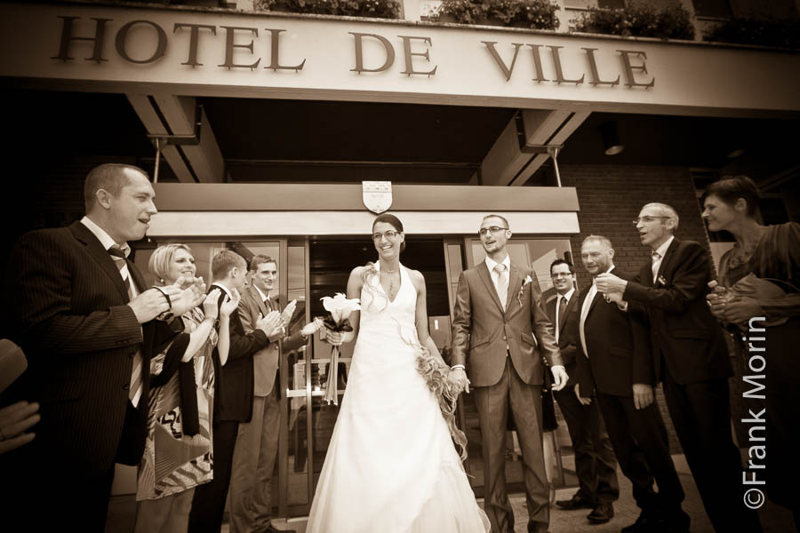 Les fiancés sortent de l'hôtel de ville avec une haie d'honneur.