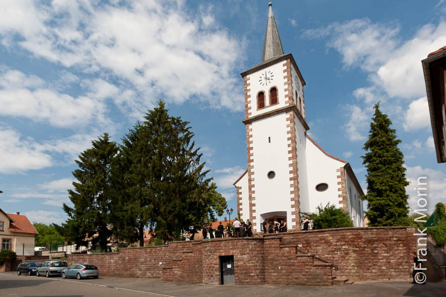 L'extérieur de l'église qui se détache sur le ciel bleu.