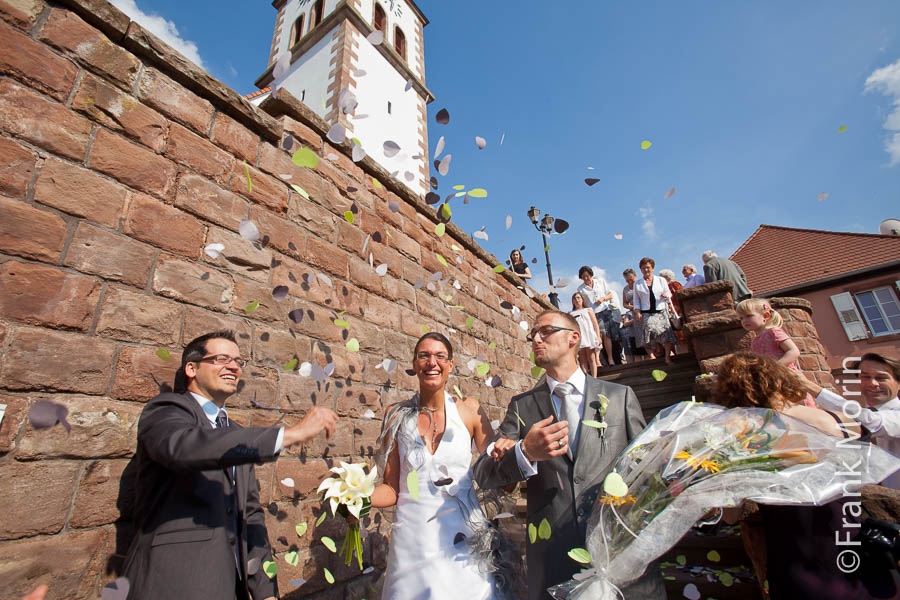 Les jeunes Mariés sortent de l'église sous une pluie de confettis.