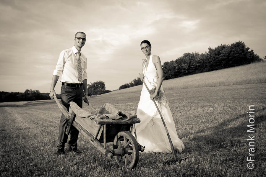 Les fiancés font les foins : la Mariée au rateau, le Marié à la brouette.