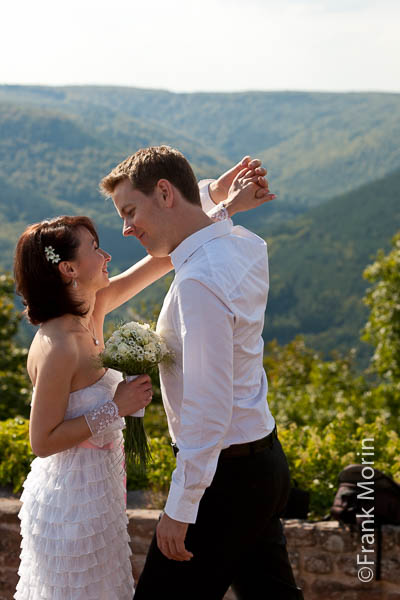 Les mariés s'enlacent, une vallée des Vosges en arrière-plan