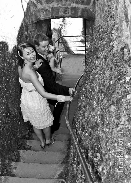 Les mariés descendent un escalier taillé dans le roc