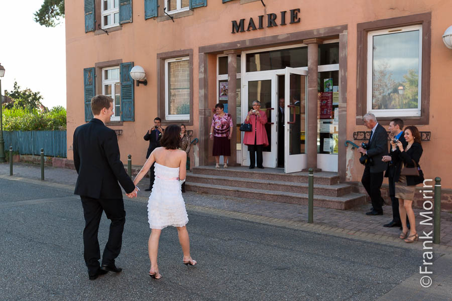 les Mariés vont entrer dans la mairie sous le regard de leurs proches