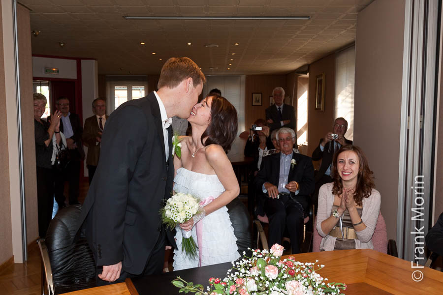 les Mariés échangent un baiser devant leurs invités