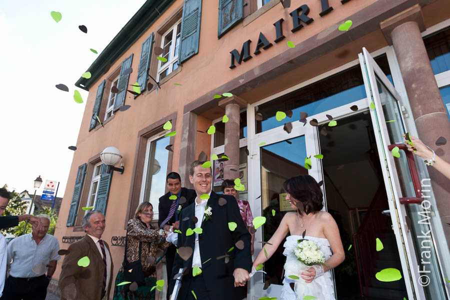 les Mariés sortent de la mairie sous une pluie de confettis