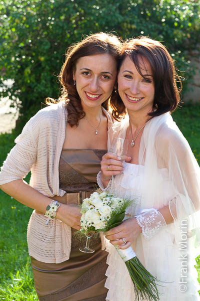 la Mariée pose avec sa sœur le bouquet à la main