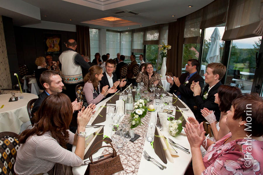 les invités à table applaudissent le violoniste