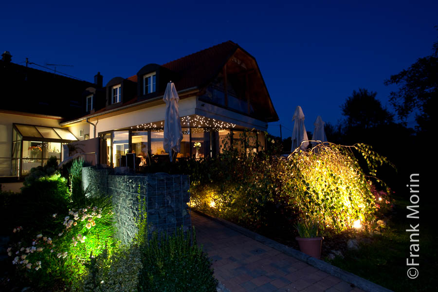 l'extérieur du restaurant à la tombée de la nuit